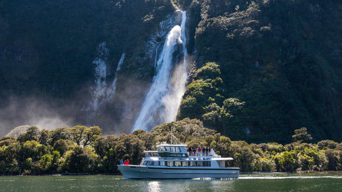 Coach-Cruise-Coach-from-Te-Anau-image-2
